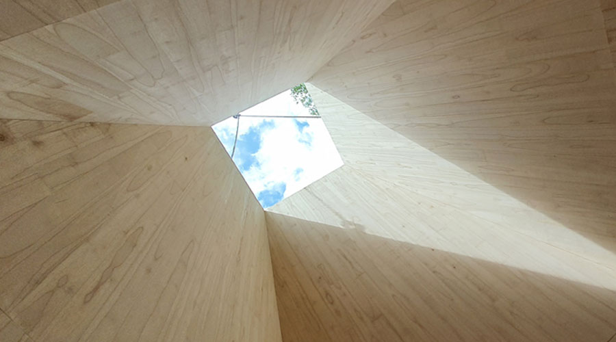 documenta 15: Raum der Stille aus Holz